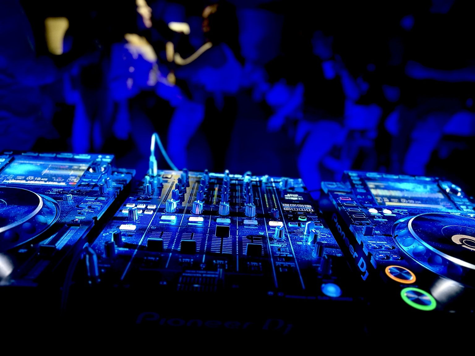 Console DJ e atmosfera durante un evento
